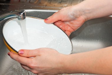 Mutfakta bulaşık kadınların elleri