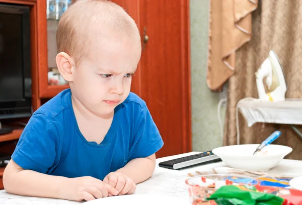 Un niño pequeño hizo una cara, no quiere comer . —  Fotos de Stock