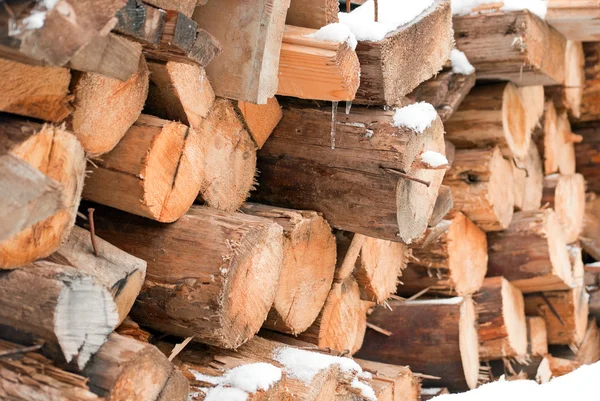 Brandhout gestapeld in een stapel in de winter — Stockfoto