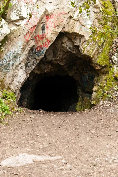 Caverna artificial na rocha — Fotografia de Stock