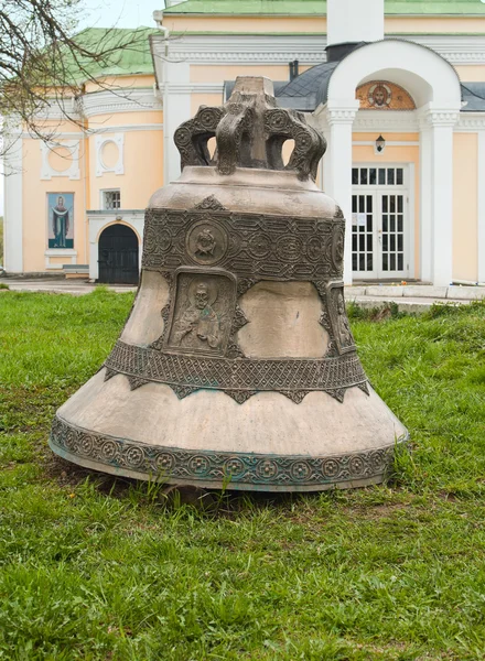 Старый бронзовый колокол на фоне церкви — стоковое фото