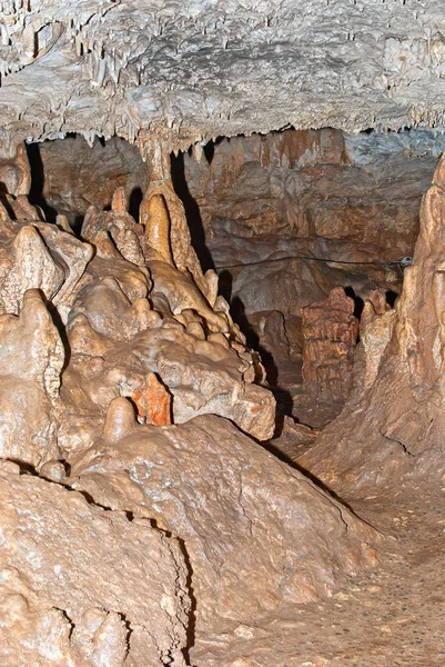 As belas formações naturais na parede da caverna — Fotografia de Stock