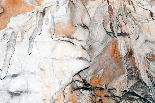 As belas formações naturais na parede da caverna — Fotografia de Stock