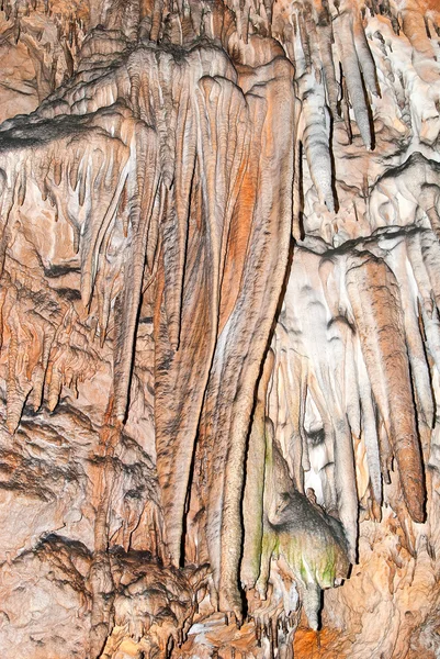 As belas formações naturais na parede da caverna — Fotografia de Stock