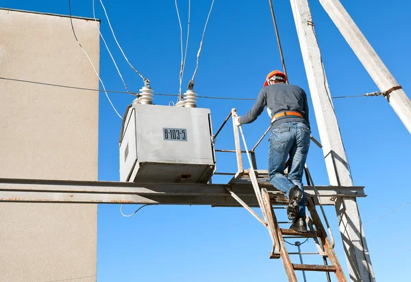 Elektriciens verricht werk op hoogte — Stockfoto