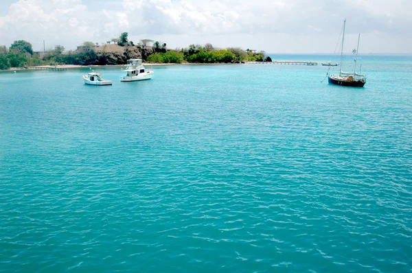 Barca a vela in acqua blu caraibica — Foto Stock
