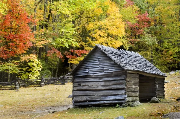 Blockhaus verrauchte Berge — Stockfoto