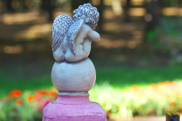 Figura de "ángel dormido" en un parque de la ciudad — Foto de Stock