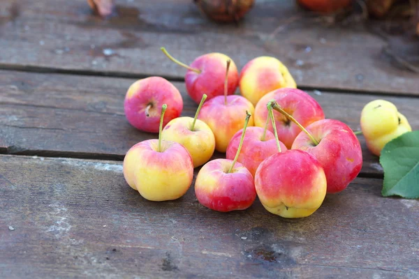 Manzanas y cebollas sobre una mesa de madera — Foto de Stock