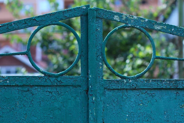 Fragmento do portão velho com um padrão — Fotografia de Stock