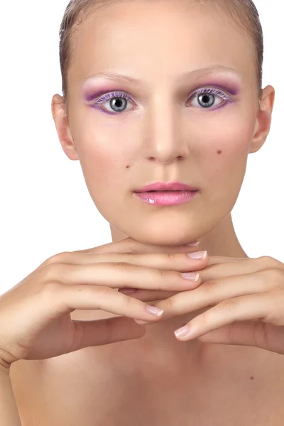 Una hermosa joven con maquillaje en tonos lila, con sus brazos alrededor de la cara — Foto de Stock