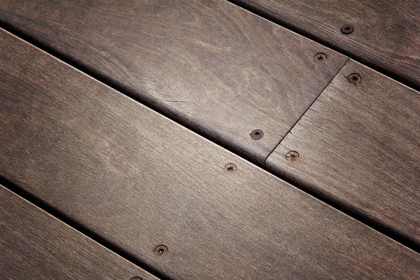 Fragment der alten Holzbohlen mit Nägeln — Stockfoto