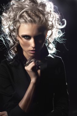 siyah zemin ışık zıt fingerin üzerinde olağandışı bir halka ile güzel sarışın kız portresi