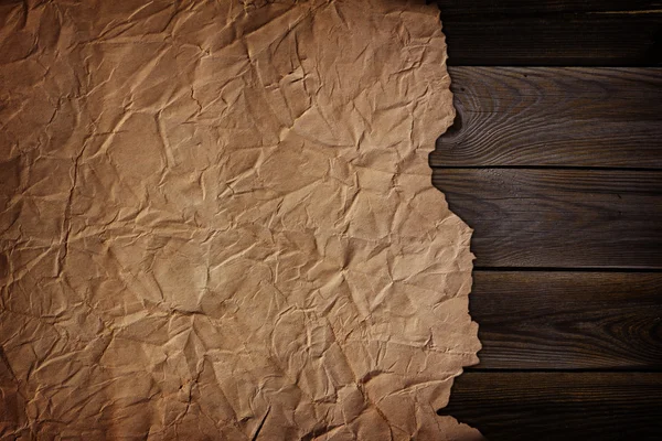 Старий випалений папір на дерев'яній текстурі Ліцензійні Стокові Фото