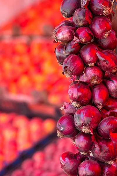 Cipolle rosse al mercato dei prodotti freschi — Foto Stock