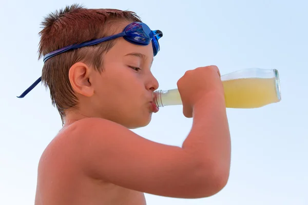 Jeune garçon étouffant sa soif — Photo