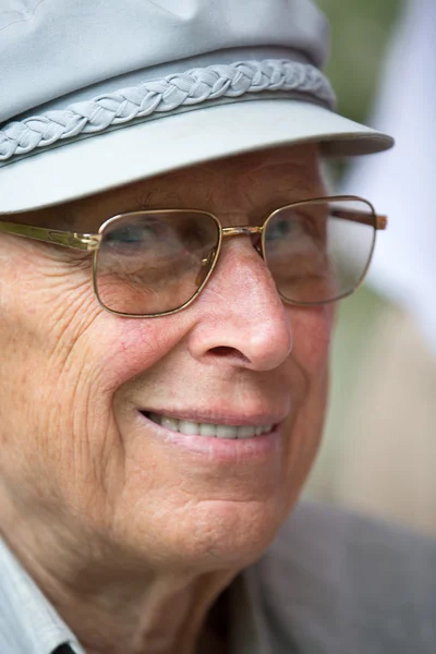 Starší muž se usmívá s kloboukem klasické — Stock fotografie
