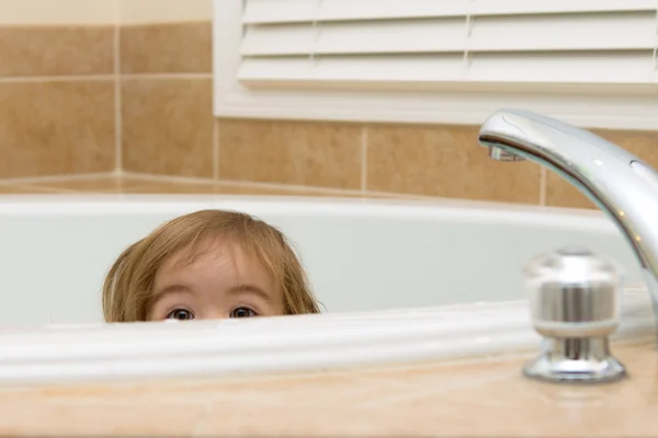 Nieuwsgierig blik in badkuip — Stockfoto