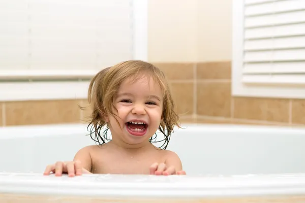 Kleinkind froh, in der Badewanne zu sein — Stockfoto