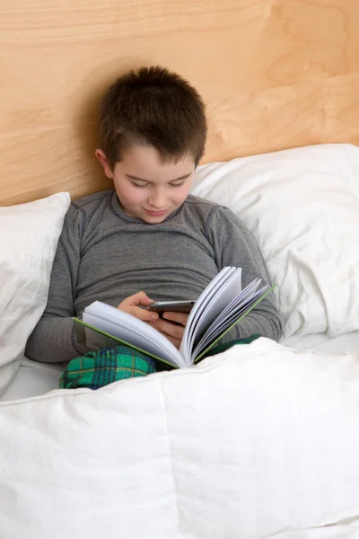 Reading a Book or Texting — Stock Photo, Image