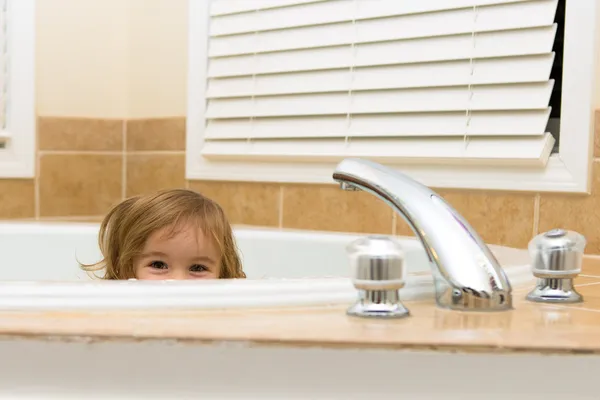 Felicemente nascondendo nella vasca da bagno — Foto Stock
