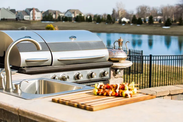 Buiten keuken barbecue en wastafel — Stockfoto