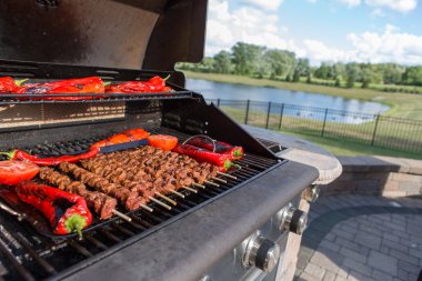şiş kebap Barbekü vardır