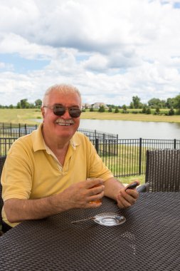 Komuta sizde telefonuyla poz