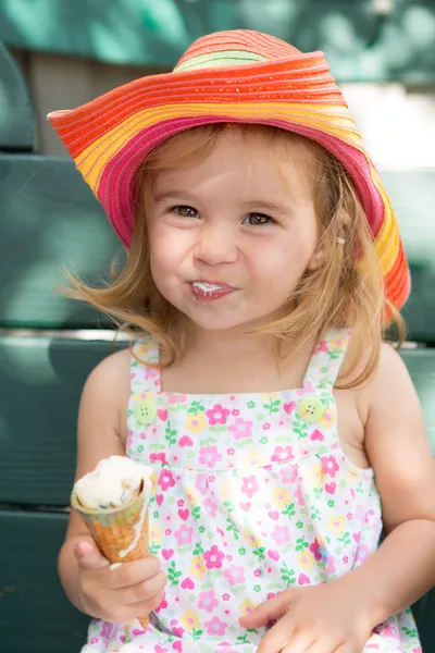 Roztomilá holčička jíst její zmrzlina — Stock fotografie