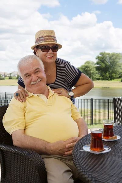 Milující starší pár s nápoji — Stock fotografie
