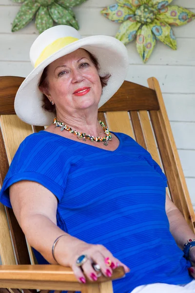 yaşlı kadın sandalyede rahat