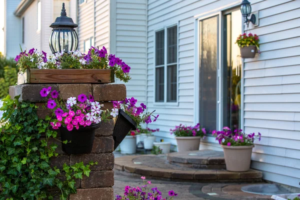 Tegel uteplats och pelare med blommor — Stockfoto
