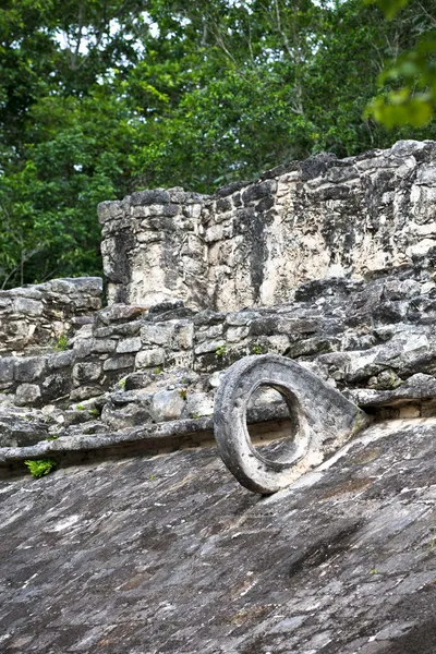 マヤの石造りの球技場の目標 — ストック写真
