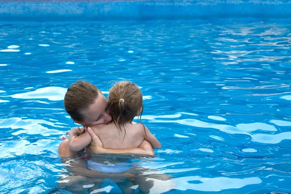 Przytulanki w basenie — Zdjęcie stockowe