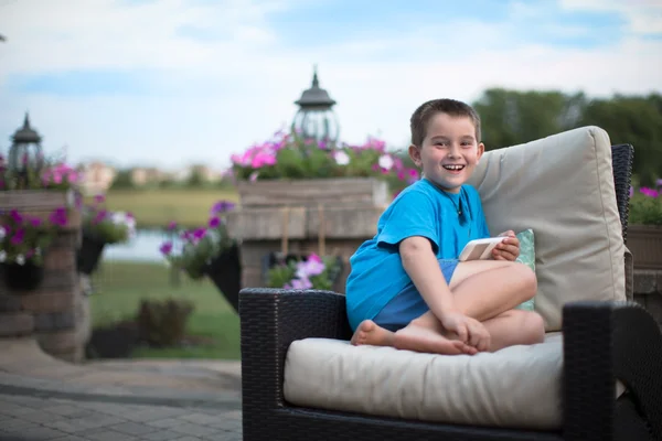 Ragazzo con sorriso genuino — Foto Stock