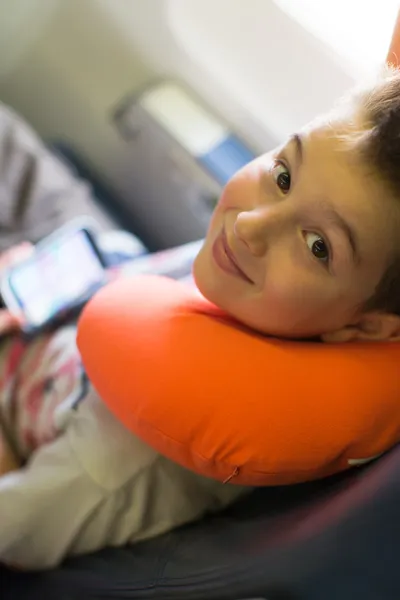 Niño viajando con su almohada del cuello —  Fotos de Stock