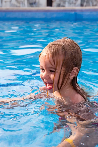 Aprendizaje de niños pequeños Cómo nadar —  Fotos de Stock