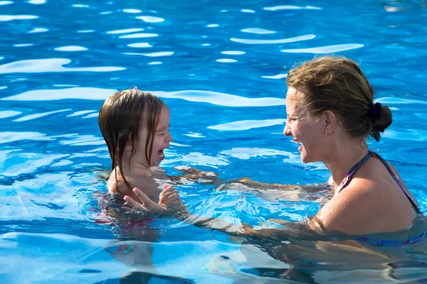 Teaching daughter how to swimm — Stock Photo, Image