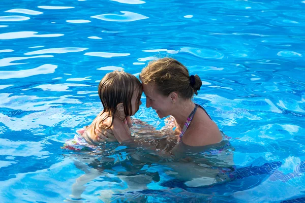 Mère et fille s'amusent dans la piscine — Photo