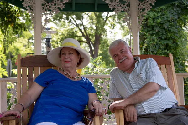 Senior couple looking at camera — Stock Photo, Image