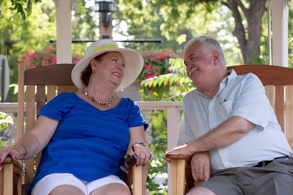 Pareja mayor mirando con confianza — Foto de Stock