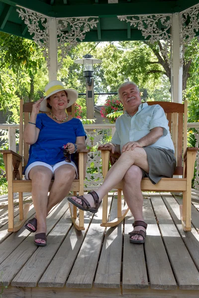 Casal Sênior descansando no Gazebo — Fotografia de Stock