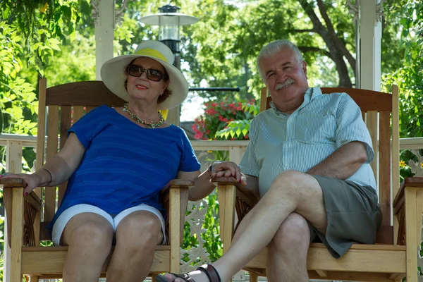 Casal aposentado descansando no Gazebo — Fotografia de Stock