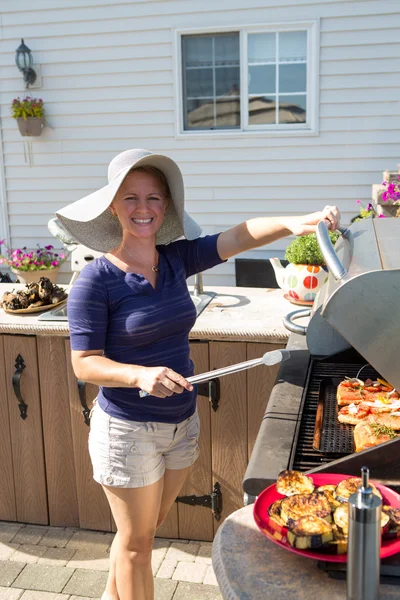 Lady da esterno cucina barbecue — Foto Stock