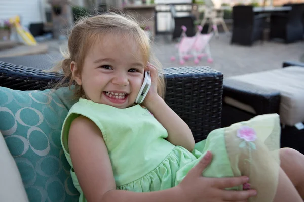 Linda niña en el teléfono — Foto de Stock