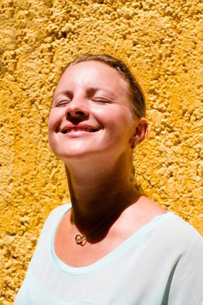 Dziewczyna cieszy się słońcem — Zdjęcie stockowe