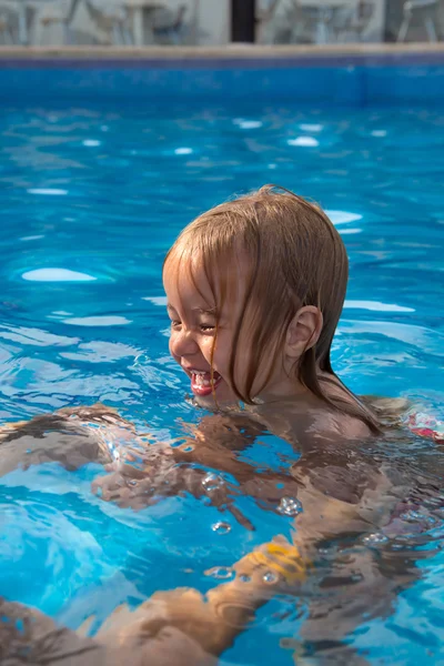 Child learning to swing — Stock Photo, Image