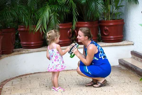 Mother and daughter interacting — Stock Photo, Image