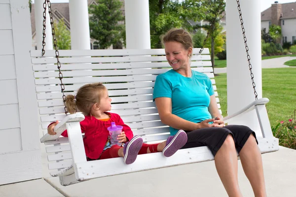 Mother and daughter talking — Stock Photo, Image