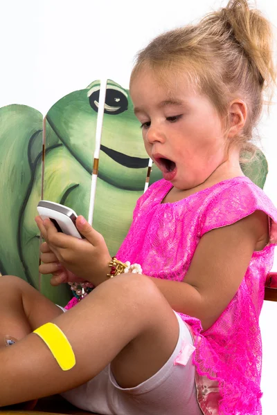 Niño jugando con smartphone — Foto de Stock